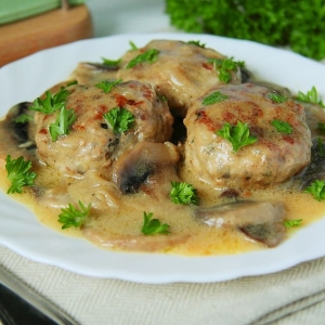 Тефтели мясные в сливочном соусе с грибами