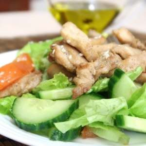 Овощной  салат с курицей