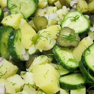 Картофельный салат с  малосольными огурцами