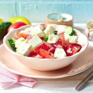 Овощной салат с фетой и салатным луком