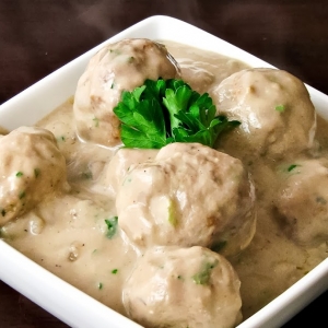 Биточки куриные  в сливочном соусе