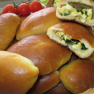 Пирожок с зеленым луком и яйцом