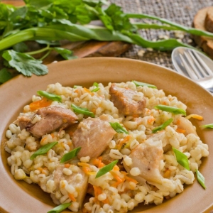 Плов из перловки с курицей