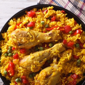 Куриная ножка запеченная с рисом и овощами по-католонски