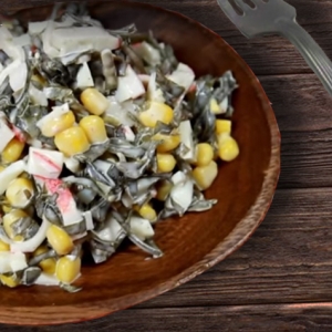 Салат из морской капусты с крабовыми палочками и кукурузой