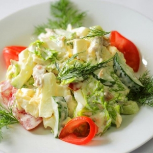 Овощной салат с жареной курицей и сметанным соусом